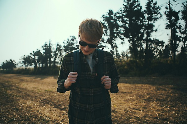 포토 JPG 주간 서양인 외국인 남자 맨라이프 여행 휴식 한명 서기 초원 상반신 20대 성인 야외 앞모습 선글라스 제주도 성인남자한명만 국내포토 자연요소 1 라이프스타일 안경 뷰포인트 컨셉 모션 한국 사람 인종 청년 남자한명만 성인남자만 파일형식