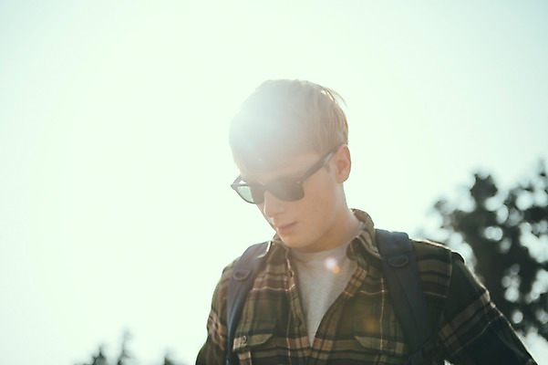 포토 JPG 주간 서양인 외국인 남자 맨라이프 여행 휴식 한명 서기 초원 상반신 20대 성인 야외 앞모습 햇빛 제주도 성인남자한명만 국내포토 자연요소 1 라이프스타일 뷰포인트 컨셉 모션 한국 사람 인종 청년 태양 남자한명만 성인남자만 파일형식