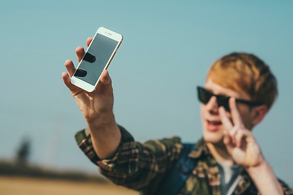 포토 JPG 주간 서양인 외국인 남자 맨라이프 여행 한명 서기 들기 초원 상반신 20대 성인 야외 앞모습 스마트폰 제주도 사진촬영 셀프카메라 즐거움 브이 성인남자한명만 국내포토 자연요소 1 라이프스타일 감정 뷰포인트 모션 한국 사람 인종 손짓 청년 핸드폰 스마트기기 촬영 남자한명만 성인남자만 파일형식