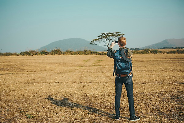 포토 JPG 주간 전신 서양인 외국인 남자 맨라이프 여행 한명 서기 들기 초원 20대 성인 야외 뒷모습 스마트폰 제주도 사진촬영 즐거움 성인남자한명만 국내포토 자연요소 1 라이프스타일 감정 뷰포인트 모션 한국 사람 인종 청년 핸드폰 스마트기기 촬영 남자한명만 성인남자만 파일형식