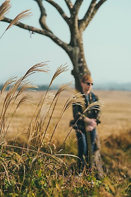 포토 JPG 주간 서양인 외국인 나무 남자 맨라이프 여행 휴식 한명 서기 초원 상반신 20대 성인 야외 앞모습 제주도 기댐 억새 성인남자한명만 국내포토 자연요소 식물 1 라이프스타일 뷰포인트 컨셉 모션 한국 사람 인종 청년 남자한명만 성인남자만 파일형식