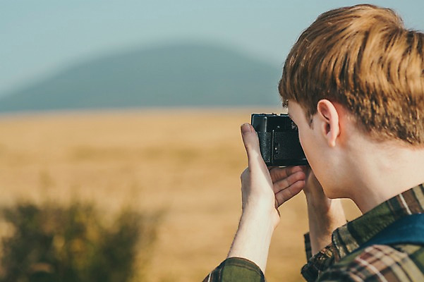 포토 JPG 주간 서양인 외국인 남자 여유 맨라이프 여행 한명 들기 초원 상반신 20대 성인 야외 옆모습 제주도 카메라 사진촬영 성인남자한명만 국내포토 자연요소 1 라이프스타일 감정 뷰포인트 모션 한국 사람 인종 청년 전자제품 촬영 남자한명만 성인남자만 파일형식