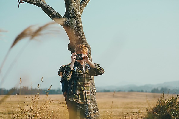 포토 JPG 주간 서양인 외국인 나무 남자 맨라이프 여행 한명 서기 들기 초원 상반신 20대 성인 야외 앞모습 제주도 카메라 사진촬영 즐거움 성인남자한명만 국내포토 자연요소 식물 1 라이프스타일 감정 뷰포인트 모션 한국 사람 인종 청년 전자제품 촬영 남자한명만 성인남자만 파일형식