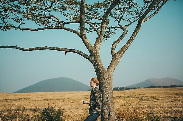 포토 JPG 주간 서양인 외국인 나무 남자 맨라이프 여행 휴식 한명 서기 초원 상반신 20대 성인 야외 옆모습 제주도 기댐 성인남자한명만 국내포토 자연요소 식물 1 라이프스타일 뷰포인트 컨셉 모션 한국 사람 인종 청년 남자한명만 성인남자만 파일형식