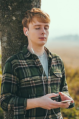 포토 JPG 주간 서양인 외국인 나무 남자 맨라이프 여행 휴식 한명 서기 초원 상반신 20대 성인 야외 옆모습 제주도 눈감음 기댐 음악감상 성인남자한명만 국내포토 자연요소 식물 1 라이프스타일 뷰포인트 컨셉 모션 한국 사람 인종 청년 감상 남자한명만 성인남자만 파일형식