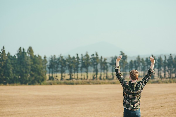 포토 JPG 주간 서양인 외국인 남자 맨라이프 여행 한명 서기 초원 상반신 20대 성인 야외 뒷모습 제주도 손들기 자유 성인남자한명만 국내포토 자연요소 1 라이프스타일 뷰포인트 컨셉 모션 한국 사람 인종 청년 남자한명만 성인남자만 파일형식