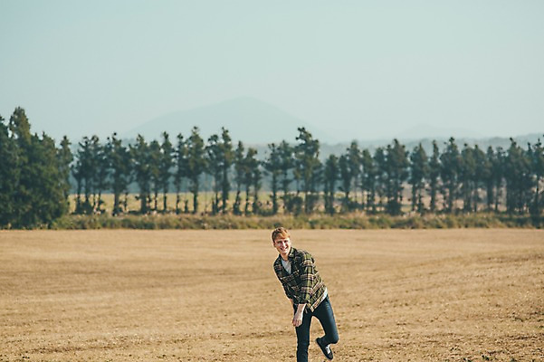 포토 JPG 주간 전신 서양인 외국인 남자 맨라이프 여행 한명 서기 미소 초원 20대 성인 야외 앞모습 제주도 즐거움 성인남자한명만 국내포토 자연요소 1 라이프스타일 감정 뷰포인트 모션 한국 표정 사람 인종 청년 남자한명만 성인남자만 파일형식