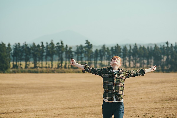 포토 JPG 주간 서양인 외국인 남자 맨라이프 여행 팔벌리기 한명 서기 초원 상반신 20대 성인 야외 앞모습 제주도 자유 즐거움 성인남자한명만 국내포토 자연요소 1 라이프스타일 감정 뷰포인트 컨셉 모션 한국 사람 인종 청년 남자한명만 성인남자만 파일형식
