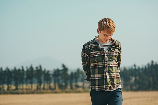 포토 JPG 주간 서양인 외국인 남자 맨라이프 여행 한명 미소 초원 상반신 20대 성인 야외 앞모습 제주도 걷기 즐거움 성인남자한명만 국내포토 자연요소 1 라이프스타일 감정 뷰포인트 모션 한국 표정 사람 인종 청년 남자한명만 성인남자만 파일형식