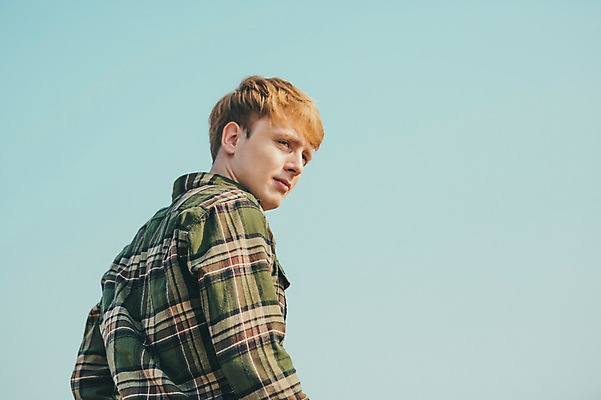 포토 JPG 주간 서양인 외국인 남자 맨라이프 여행 휴식 한명 서기 초원 상반신 20대 성인 야외 뒷모습 제주도 뒤돌아보기 성인남자한명만 국내포토 자연요소 1 라이프스타일 뷰포인트 컨셉 모션 한국 사람 인종 청년 남자한명만 성인남자만 파일형식