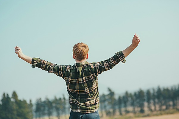 포토 JPG 주간 서양인 외국인 남자 맨라이프 여행 팔벌리기 한명 서기 초원 상반신 20대 성인 야외 뒷모습 제주도 자유 성인남자한명만 국내포토 자연요소 1 라이프스타일 뷰포인트 컨셉 모션 한국 사람 인종 청년 남자한명만 성인남자만 파일형식