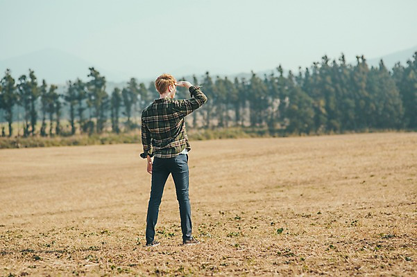 포토 JPG 주간 전신 서양인 외국인 남자 맨라이프 여행 한명 서기 초원 20대 성인 야외 뒷모습 제주도 자유 구경 성인남자한명만 국내포토 자연요소 1 라이프스타일 뷰포인트 컨셉 모션 한국 사람 인종 청년 남자한명만 성인남자만 파일형식