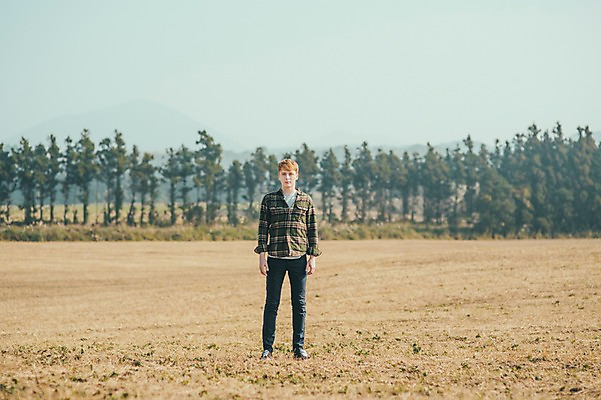 포토 JPG 주간 전신 서양인 외국인 남자 여유 맨라이프 여행 한명 초원 20대 성인 야외 앞모습 제주도 걷기 성인남자한명만 국내포토 자연요소 1 라이프스타일 감정 뷰포인트 모션 한국 사람 인종 청년 남자한명만 성인남자만 파일형식