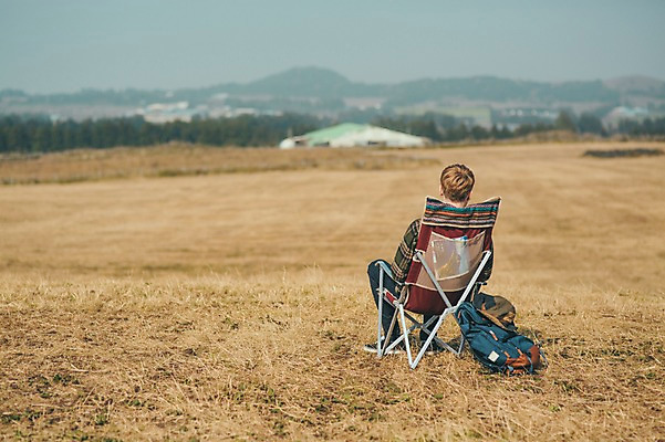 포토 JPG 주간 전신 서양인 외국인 남자 맨라이프 여행 휴식 한명 앉기 초원 20대 성인 야외 뒷모습 제주도 간이의자 성인남자한명만 국내포토 자연요소 1 라이프스타일 뷰포인트 컨셉 의자 모션 한국 사람 인종 청년 남자한명만 성인남자만 파일형식