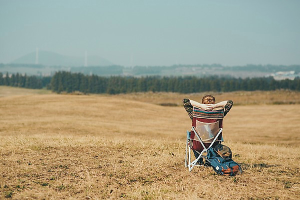 포토 JPG 주간 전신 서양인 외국인 남자 맨라이프 여행 의자 휴식 한명 앉기 초원 20대 성인 야외 뒷모습 제주도 성인남자한명만 국내포토 자연요소 1 라이프스타일 뷰포인트 가구 컨셉 모션 한국 사람 인종 청년 남자한명만 성인남자만 파일형식