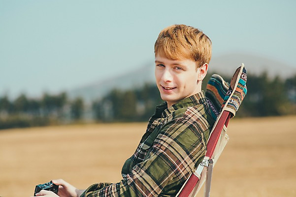 포토 JPG 주간 서양인 외국인 남자 맨라이프 여행 휴식 한명 미소 앉기 초원 상반신 20대 성인 야외 옆모습 제주도 즐거움 성인남자한명만 국내포토 자연요소 1 라이프스타일 감정 뷰포인트 컨셉 모션 한국 표정 사람 인종 청년 남자한명만 성인남자만 파일형식