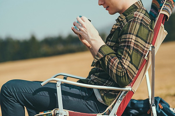 포토 JPG 주간 서양인 외국인 남자 맨라이프 여행 의자 티타임 휴식 한명 앉기 초원 상반신 20대 성인 야외 옆모습 제주도 성인남자한명만 국내포토 자연요소 1 라이프스타일 뷰포인트 가구 컨셉 모션 한국 사람 인종 청년 남자한명만 성인남자만 파일형식
