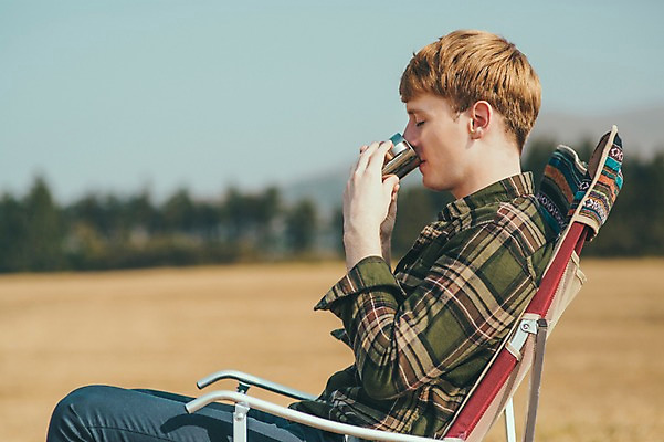 포토 JPG 주간 서양인 외국인 남자 맨라이프 여행 의자 티타임 휴식 한명 앉기 초원 상반신 20대 성인 야외 옆모습 제주도 마시기 성인남자한명만 국내포토 자연요소 1 라이프스타일 뷰포인트 가구 컨셉 모션 한국 사람 인종 청년 남자한명만 성인남자만 파일형식