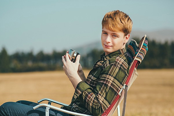 포토 JPG 주간 서양인 외국인 남자 맨라이프 여행 의자 휴식 한명 미소 앉기 초원 상반신 20대 성인 야외 옆모습 제주도 성인남자한명만 국내포토 자연요소 1 라이프스타일 뷰포인트 가구 컨셉 모션 한국 표정 사람 인종 청년 남자한명만 성인남자만 파일형식