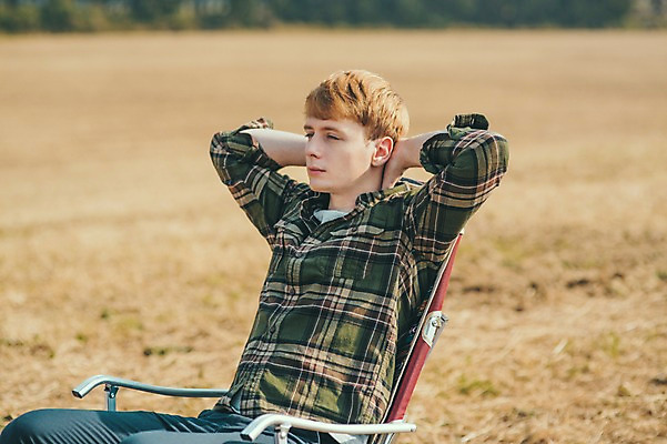 포토 JPG 주간 서양인 외국인 남자 맨라이프 여행 의자 휴식 한명 앉기 초원 상반신 20대 성인 야외 앞모습 제주도 성인남자한명만 국내포토 자연요소 1 라이프스타일 뷰포인트 가구 컨셉 모션 한국 사람 인종 청년 남자한명만 성인남자만 파일형식