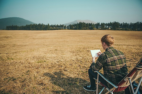 포토 JPG 주간 전신 서양인 외국인 남자 맨라이프 여행 의자 휴식 한명 앉기 초원 20대 성인 야외 뒷모습 제주도 그리기 성인남자한명만 국내포토 자연요소 1 라이프스타일 뷰포인트 가구 컨셉 모션 한국 사람 인종 청년 남자한명만 성인남자만 파일형식