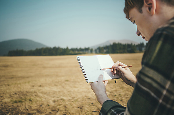 포토 JPG 주간 서양인 외국인 남자 맨라이프 여행 휴식 한명 앉기 초원 상반신 20대 성인 야외 옆모습 제주도 그리기 스케치 스프링노트 성인남자한명만 국내포토 자연요소 1 라이프스타일 뷰포인트 컨셉 모션 한국 미술 사람 인종 청년 공책 남자한명만 성인남자만 파일형식