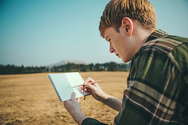 포토 JPG 주간 서양인 외국인 남자 맨라이프 여행 휴식 한명 앉기 초원 상반신 20대 성인 야외 옆모습 제주도 스케치 성인남자한명만 국내포토 자연요소 1 라이프스타일 뷰포인트 컨셉 모션 한국 미술 사람 인종 청년 남자한명만 성인남자만 파일형식