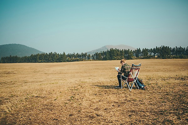 포토 JPG 주간 전신 서양인 외국인 남자 맨라이프 여행 의자 휴식 한명 앉기 초원 20대 성인 야외 옆모습 제주도 그리기 성인남자한명만 국내포토 자연요소 1 라이프스타일 뷰포인트 가구 컨셉 모션 한국 사람 인종 청년 남자한명만 성인남자만 파일형식