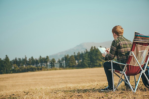 포토 JPG 주간 전신 서양인 외국인 남자 맨라이프 여행 의자 휴식 한명 앉기 초원 20대 성인 야외 옆모습 제주도 그리기 스케치 성인남자한명만 국내포토 자연요소 1 라이프스타일 뷰포인트 가구 컨셉 모션 한국 미술 사람 인종 청년 남자한명만 성인남자만 파일형식