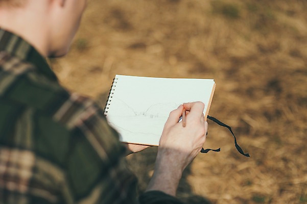 포토 JPG 주간 서양인 외국인 남자 맨라이프 여행 휴식 한명 들기 초원 상반신 20대 성인 야외 뒷모습 제주도 연필 그리기 성인남자한명만 국내포토 자연요소 1 라이프스타일 뷰포인트 컨셉 모션 학용품 한국 사람 인종 청년 필기구 남자한명만 성인남자만 파일형식