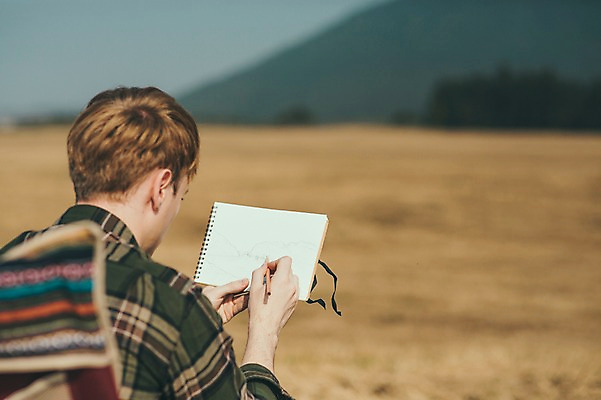 포토 JPG 주간 서양인 외국인 남자 맨라이프 여행 의자 휴식 한명 들기 앉기 초원 20대 성인 야외 뒷모습 제주도 그리기 스프링노트 성인남자한명만 국내포토 자연요소 1 라이프스타일 뷰포인트 가구 컨셉 모션 한국 사람 인종 청년 공책 남자한명만 성인남자만 파일형식