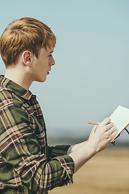 포토 JPG 주간 서양인 외국인 남자 맨라이프 여행 휴식 한명 서기 초원 상반신 20대 성인 야외 옆모습 제주도 그리기 스케치 성인남자한명만 국내포토 자연요소 1 라이프스타일 뷰포인트 컨셉 모션 한국 미술 사람 인종 청년 남자한명만 성인남자만 파일형식