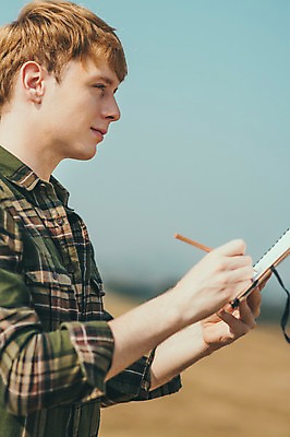 포토 JPG 주간 서양인 외국인 남자 맨라이프 여행 휴식 한명 서기 초원 상반신 20대 성인 야외 옆모습 제주도 그리기 스케치 성인남자한명만 국내포토 자연요소 1 라이프스타일 뷰포인트 컨셉 모션 한국 미술 사람 인종 청년 남자한명만 성인남자만 파일형식
