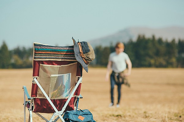 포토 JPG 주간 전신 서양인 외국인 모자 남자 맨라이프 여행 의자 휴식 한명 서기 초원 20대 성인 야외 앞모습 아웃포커스 제주도 성인남자한명만 국내포토 자연요소 1 라이프스타일 잡화 뷰포인트 가구 컨셉 모션 한국 촬영기법 사람 인종 청년 남자한명만 성인남자만 파일형식