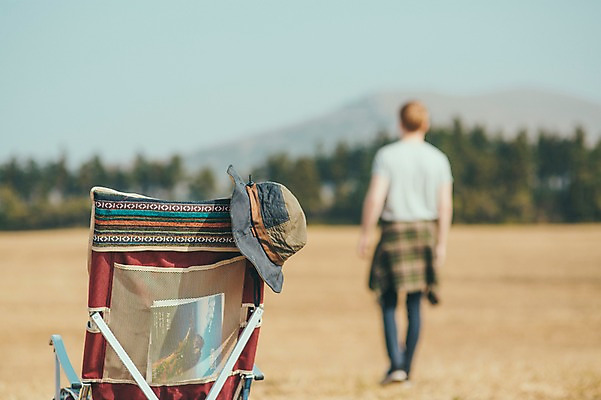 포토 JPG 주간 전신 서양인 외국인 모자 남자 맨라이프 여행 의자 휴식 한명 서기 초원 20대 성인 야외 뒷모습 아웃포커스 제주도 성인남자한명만 국내포토 자연요소 1 라이프스타일 잡화 뷰포인트 가구 컨셉 모션 한국 촬영기법 사람 인종 청년 남자한명만 성인남자만 파일형식