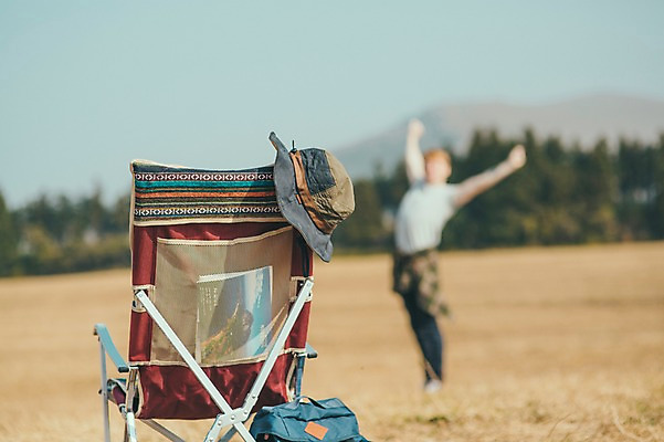 포토 JPG 주간 전신 서양인 외국인 모자 남자 맨라이프 여행 의자 팔벌리기 휴식 한명 서기 초원 20대 성인 야외 아웃포커스 제주도 성인남자한명만 국내포토 자연요소 1 라이프스타일 잡화 가구 컨셉 모션 한국 촬영기법 사람 인종 청년 남자한명만 성인남자만 파일형식