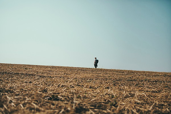 포토 JPG 주간 전신 서양인 외국인 남자 맨라이프 여행 휴식 한명 서기 초원 20대 성인 야외 앞모습 옆모습 제주도 성인남자한명만 국내포토 자연요소 1 라이프스타일 뷰포인트 컨셉 모션 한국 사람 인종 청년 남자한명만 성인남자만 파일형식