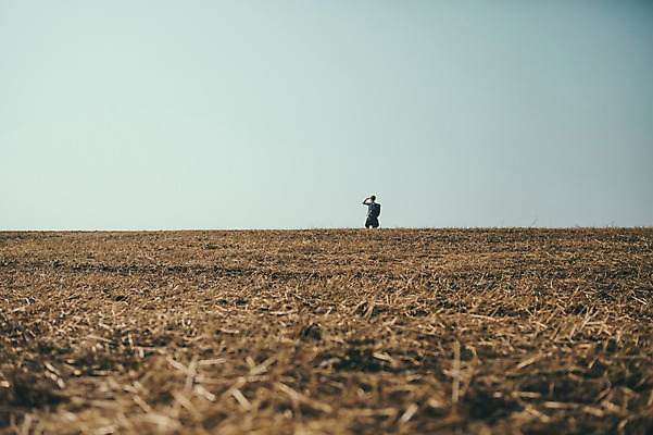 포토 JPG 주간 전신 서양인 외국인 남자 맨라이프 여행 휴식 한명 서기 초원 20대 성인 야외 앞모습 제주도 성인남자한명만 국내포토 자연요소 1 라이프스타일 뷰포인트 컨셉 모션 한국 사람 인종 청년 남자한명만 성인남자만 파일형식