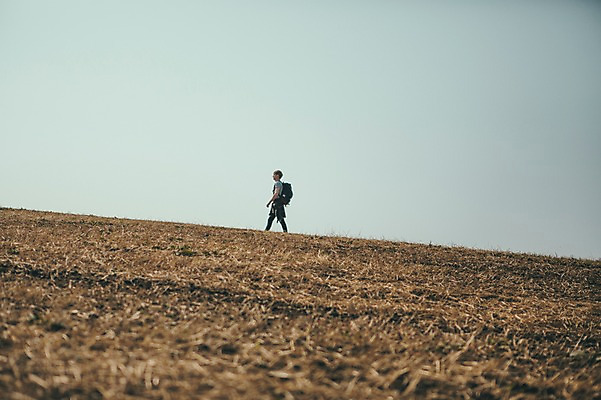 포토 JPG 주간 전신 서양인 외국인 남자 맨라이프 여행 휴식 한명 초원 20대 성인 야외 옆모습 제주도 걷기 성인남자한명만 국내포토 자연요소 1 라이프스타일 뷰포인트 컨셉 모션 한국 사람 인종 청년 남자한명만 성인남자만 파일형식