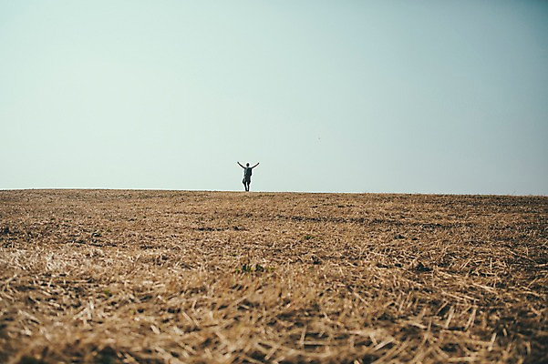 포토 JPG 주간 전신 서양인 외국인 남자 맨라이프 여행 팔벌리기 휴식 한명 서기 초원 20대 성인 야외 뒷모습 제주도 즐거움 성인남자한명만 국내포토 자연요소 1 라이프스타일 감정 뷰포인트 컨셉 모션 한국 사람 인종 청년 남자한명만 성인남자만 파일형식