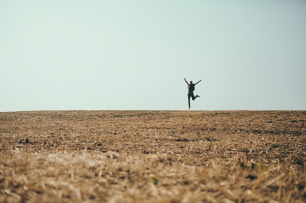 포토 JPG 주간 전신 서양인 외국인 남자 맨라이프 여행 팔벌리기 휴식 한명 초원 20대 성인 야외 뒷모습 제주도 점프 즐거움 성인남자한명만 국내포토 자연요소 1 라이프스타일 감정 뷰포인트 컨셉 모션 한국 사람 인종 청년 남자한명만 성인남자만 파일형식