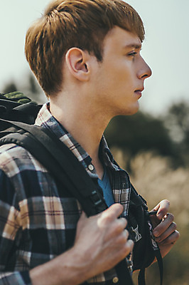 포토 JPG 주간 서양인 외국인 남자 맨라이프 여행 배낭 한명 서기 상반신 20대 성인 야외 옆모습 제주도 등산 오름 성인남자한명만 국내포토 자연요소 1 라이프스타일 뷰포인트 가방 모션 한국 사람 인종 청년 트래킹 남자한명만 성인남자만 파일형식