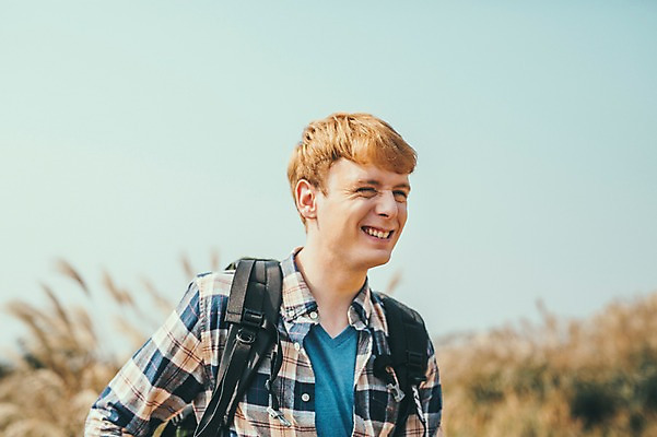 포토 JPG 주간 서양인 외국인 남자 맨라이프 여행 한명 서기 미소 상반신 20대 성인 야외 앞모습 제주도 등산 즐거움 오름 성인남자한명만 국내포토 자연요소 1 라이프스타일 감정 뷰포인트 모션 한국 표정 사람 인종 청년 트래킹 남자한명만 성인남자만 파일형식