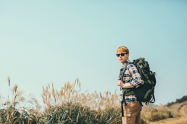 포토 JPG 주간 서양인 외국인 남자 맨라이프 여행 배낭 한명 서기 상반신 20대 성인 야외 옆모습 선글라스 제주도 등산 즐거움 오름 성인남자한명만 국내포토 자연요소 1 라이프스타일 감정 안경 뷰포인트 가방 모션 한국 사람 인종 청년 트래킹 남자한명만 성인남자만 파일형식