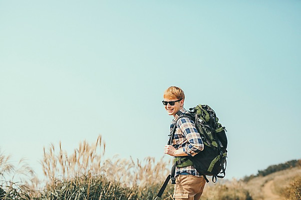 포토 JPG 주간 서양인 외국인 남자 맨라이프 여행 배낭 한명 서기 상반신 20대 성인 야외 옆모습 선글라스 제주도 등산 즐거움 오름 성인남자한명만 국내포토 자연요소 1 라이프스타일 감정 안경 뷰포인트 가방 모션 한국 사람 인종 청년 트래킹 남자한명만 성인남자만 파일형식