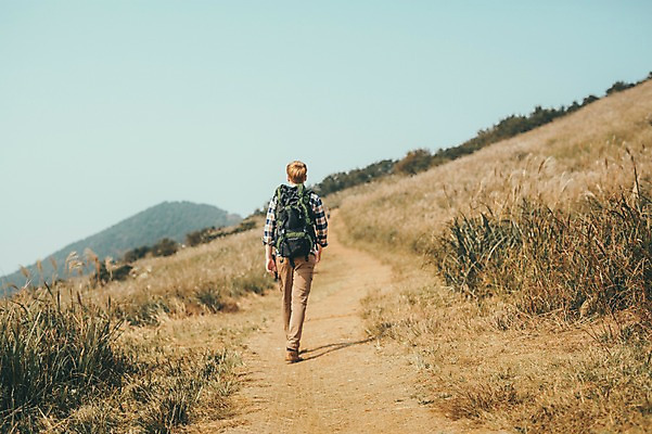 포토 JPG 주간 전신 서양인 외국인 남자 맨라이프 여행 배낭 한명 20대 성인 야외 뒷모습 제주도 걷기 등산 즐거움 오름 성인남자한명만 국내포토 자연요소 1 라이프스타일 감정 뷰포인트 가방 모션 한국 사람 인종 청년 트래킹 남자한명만 성인남자만 파일형식
