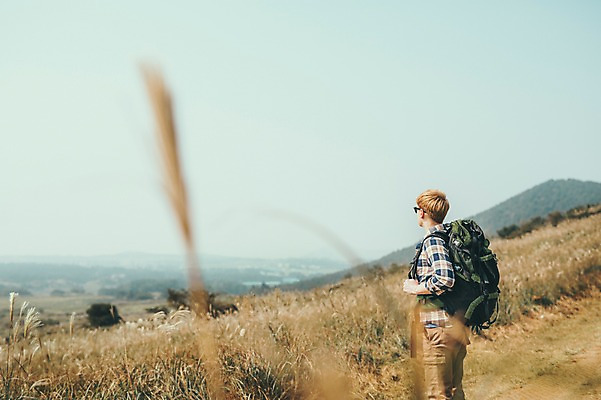 포토 JPG 주간 서양인 외국인 남자 맨라이프 여행 배낭 한명 서기 상반신 20대 성인 야외 옆모습 제주도 등산 즐거움 억새 오름 성인남자한명만 국내포토 자연요소 식물 1 라이프스타일 감정 뷰포인트 가방 모션 한국 사람 인종 청년 트래킹 남자한명만 성인남자만 파일형식