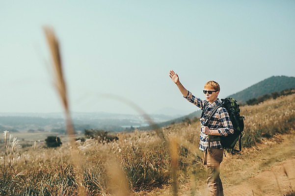 포토 JPG 주간 서양인 외국인 남자 맨라이프 여행 배낭 한명 서기 손짓 상반신 20대 성인 야외 옆모습 제주도 등산 오름 손인사 성인남자한명만 국내포토 자연요소 1 라이프스타일 뷰포인트 가방 모션 한국 사람 인종 청년 트래킹 인사 남자한명만 성인남자만 파일형식