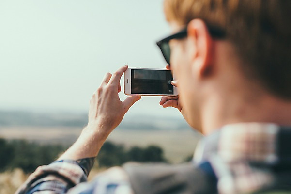 포토 JPG 주간 서양인 외국인 남자 맨라이프 여행 한명 들기 상반신 20대 성인 야외 옆모습 스마트폰 제주도 사진촬영 등산 즐거움 오름 성인남자한명만 국내포토 자연요소 1 라이프스타일 감정 뷰포인트 모션 한국 사람 인종 청년 핸드폰 스마트기기 촬영 트래킹 남자한명만 성인남자만 파일형식