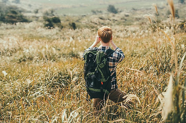 포토 JPG 주간 서양인 외국인 남자 맨라이프 여행 배낭 한명 서기 상반신 20대 성인 야외 뒷모습 제주도 사진촬영 등산 즐거움 오름 성인남자한명만 국내포토 자연요소 1 라이프스타일 감정 뷰포인트 가방 모션 한국 사람 인종 청년 촬영 트래킹 남자한명만 성인남자만 파일형식